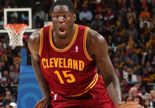 朱俊龍遭遇防守犯規(guī)爭議，半場累計兩次犯規(guī)，NBA賽場風云再起