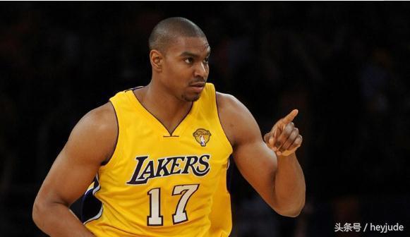 朱俊龍遭遇防守犯規(guī)爭議，半場累計兩次犯規(guī)，NBA賽場風云再起