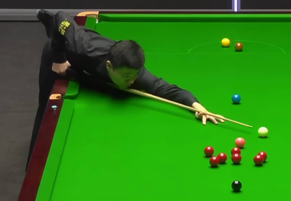斯諾克賽場(chǎng)激戰(zhàn)連連，四席十六強(qiáng)正式誕生，五局三勝主題引領(lǐng)潮流