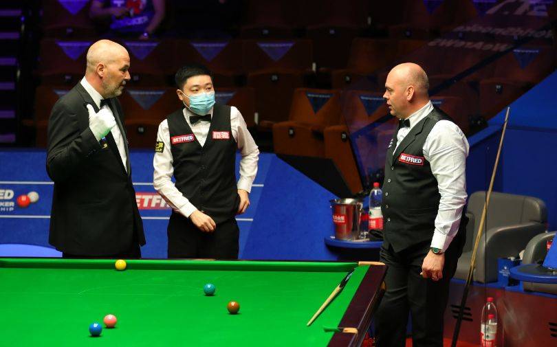 斯諾克賽場(chǎng)激戰(zhàn)連連，四席十六強(qiáng)正式誕生，五局三勝主題引領(lǐng)潮流