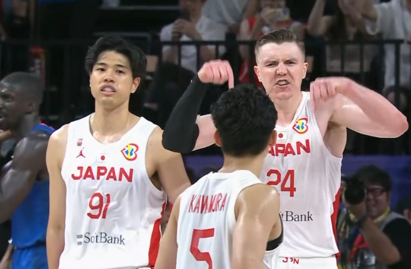 日本男籃遭遇強勁挑戰(zhàn)，富永啟生與霍金森的出色表現(xiàn)成空砍，不敵伊朗