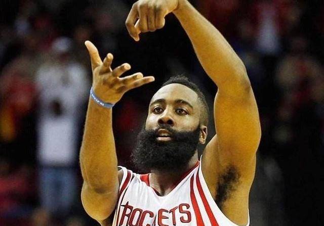 低級(jí)失誤致敗局,魏震微博遭球迷怒罵——NBA賽場(chǎng)失利背后的故事