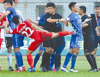 足協(xié)杯驚現(xiàn)暴力事件，河南球迷遭群毆，球場內(nèi)外混亂引發(fā)關(guān)注