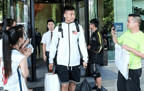 小斯與姚明新秀賽季數(shù)據(jù)對(duì)比，毫厘之間的籃球傳奇對(duì)決