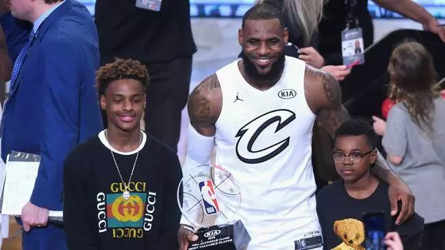 格里菲父子觀賽盛宴，布朗尼與父親的籃球情緣，兩代同臺見證瘋狂時刻