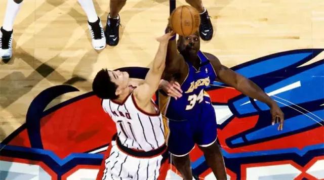 曾凡博閃耀NBA賽場(chǎng)，九分鐘三投全中，九分二板一助攻二蓋帽點(diǎn)燃球迷熱情