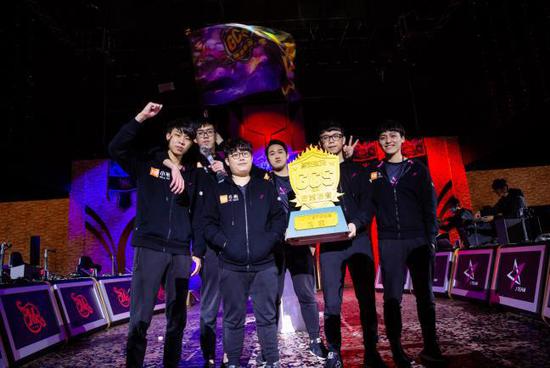 遼籃之夜，總冠軍頒獎(jiǎng)儀式現(xiàn)場(chǎng)鮮花盛開(kāi)，榮耀時(shí)刻見(jiàn)證傳奇