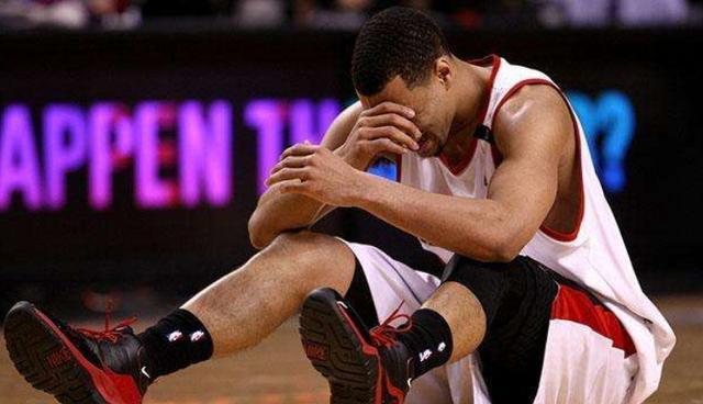 NBA賽場(chǎng)風(fēng)云，崔永熙與克拉克斯頓替補(bǔ)席密談，眼神交流背后的故事