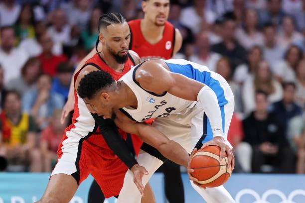 毫不手軟！郭昊文側(cè)翼接球瞬間三分命中，扳平比分展現(xiàn)英勇風(fēng)采