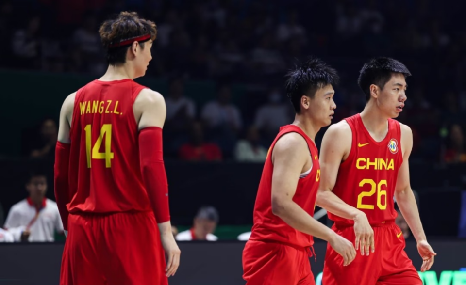 北青快訊，中國男籃結(jié)束征程啟程回國，王俊杰回歸美國學(xué)業(yè)優(yōu)先