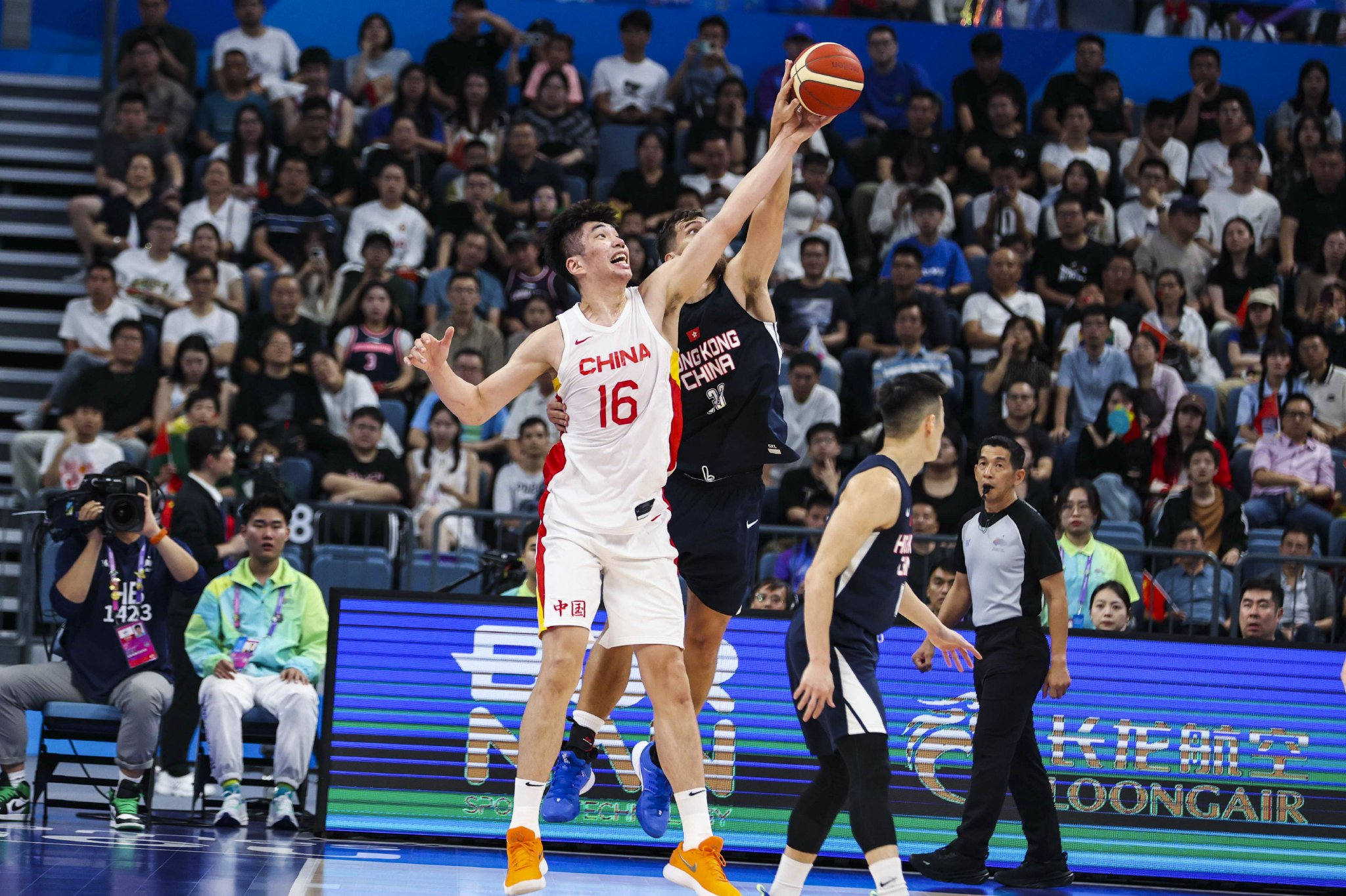 滕哈赫幽默問(wèn)候后炮轟媒體不實(shí)謠言，透明溝通構(gòu)建健康籃球生態(tài)