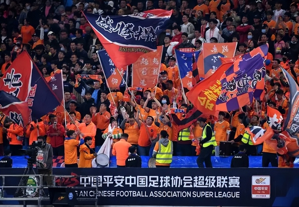 馬競(jìng)球迷抗議集結(jié)，球場(chǎng)外觀眾聚集，反對(duì)主場(chǎng)部分看臺(tái)關(guān)閉引發(fā)爭(zhēng)議