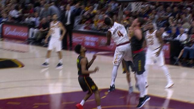 詹姆斯重磅亮相網(wǎng)紅Kai Cenat直播間，驚喜互動(dòng)，親自剃頭展現(xiàn)兄弟情深