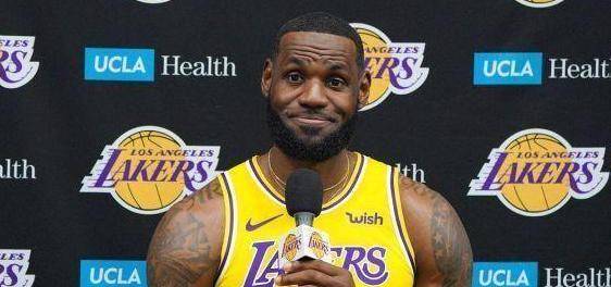 詹姆斯重磅亮相網(wǎng)紅Kai Cenat直播間，驚喜互動(dòng)，親自剃頭展現(xiàn)兄弟情深