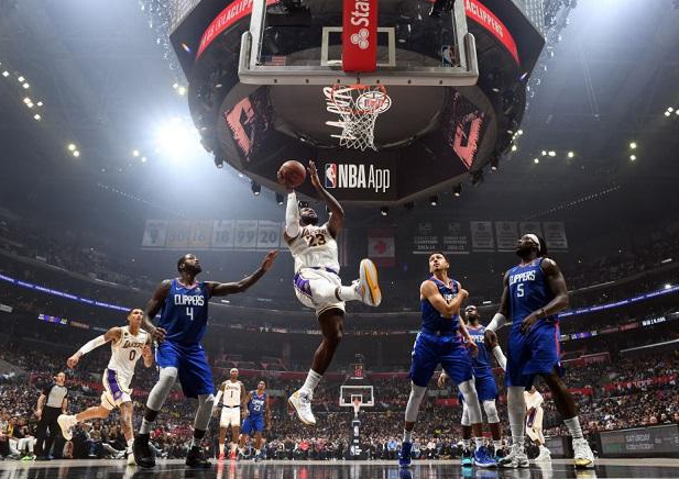 詹姆斯重磅亮相網(wǎng)紅Kai Cenat直播間，驚喜互動(dòng)，親自剃頭展現(xiàn)兄弟情深