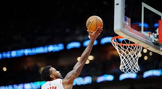 NBA賽場(chǎng)風(fēng)云，薩爾全場(chǎng)表現(xiàn)出色，5投3中貢獻(xiàn)7分4籃板1助攻點(diǎn)燃戰(zhàn)場(chǎng)