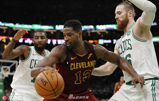 騎士挑戰(zhàn)失敗，里夫斯意外受傷與奧科羅防守犯規(guī)引發(fā)關(guān)注