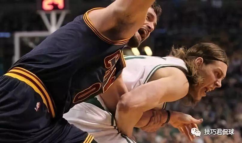 騎士挑戰(zhàn)失敗，里夫斯意外受傷與奧科羅防守犯規(guī)引發(fā)關(guān)注