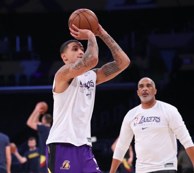 庫茲馬開賽表現(xiàn)掙扎，32投僅9中，流言板熱議湖人新星挑戰(zhàn)