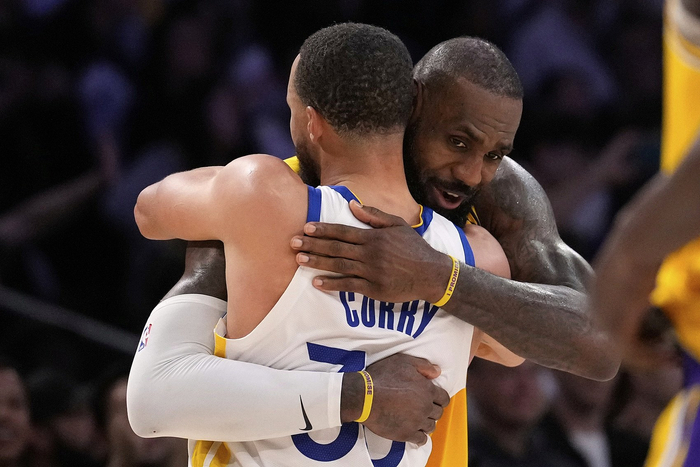 調(diào)停詹庫(kù)大戰(zhàn)！NBA球迷聯(lián)合反擊飯圈嘲諷庫(kù)里中國(guó)行