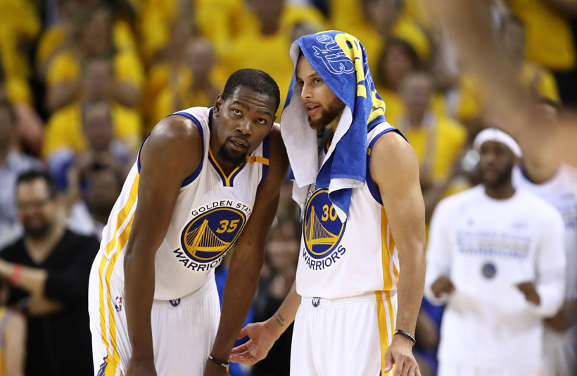 庫(kù)里與詹姆斯，NBA賽場(chǎng)上的偉大相遇——勇士與詹姆斯之間的友誼擁抱