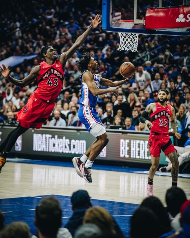 馬克西閃耀賽場，第三節(jié)獨攬14分助76人逆襲步行者