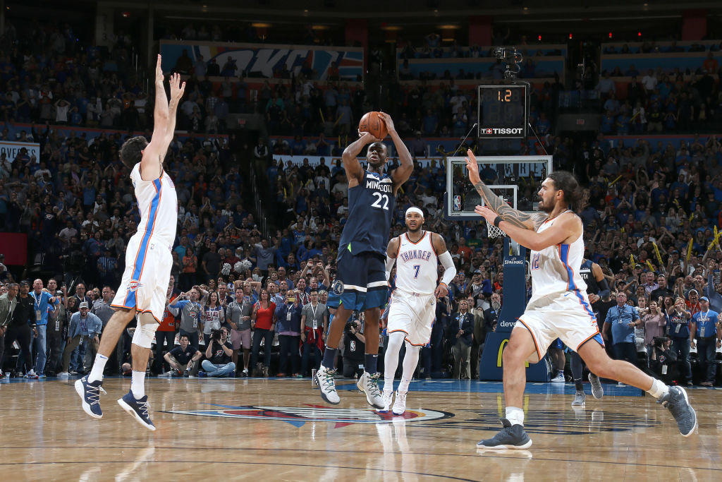 揭幕戰(zhàn)前的放松時刻，杰倫與NBA的旋律交織