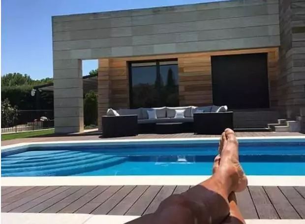 NBA球星費(fèi)舍爾夫婦以285萬(wàn)美元出售豪華宅邸，籃球場(chǎng)與泳池一應(yīng)俱全