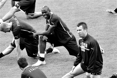 熱那亞主帥吉拉迪諾揭秘，巴洛特利的動(dòng)力與激情依舊燃燒