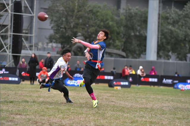 杜蘭特現(xiàn)身美國大學(xué)橄欖球賽場(chǎng)，觀戰(zhàn)熱情點(diǎn)燃校園熱血氛圍