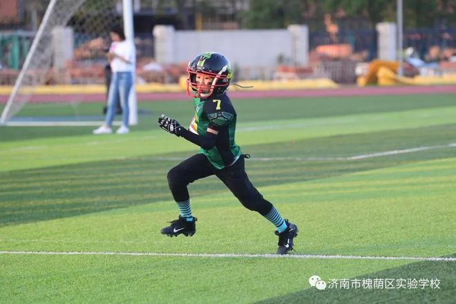 杜蘭特現(xiàn)身美國大學(xué)橄欖球賽場(chǎng)，觀戰(zhàn)熱情點(diǎn)燃校園熱血氛圍