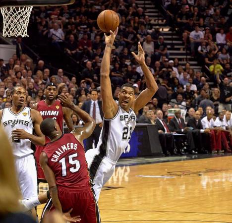 邁阿密熱火季后賽首戰(zhàn)，國際球員閃耀賽場，熱血激情點(diǎn)燃籃球盛宴