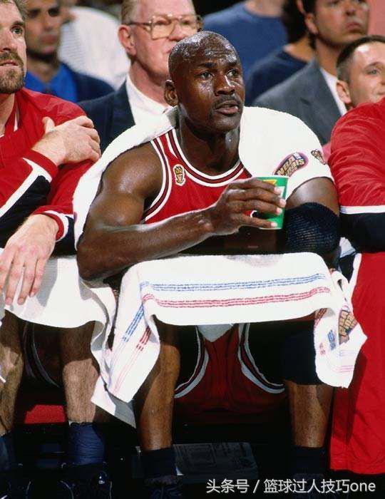 看到這兩張圖，我瞬間淚目了，NBA的無(wú)盡情感與堅(jiān)韌力量