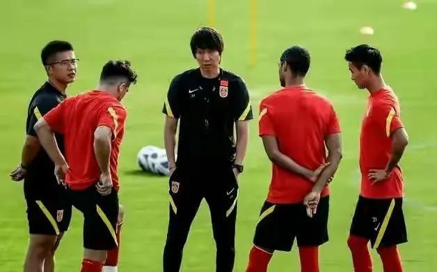 前恒大歸化球員身敗名裂，改國籍風波揭秘，主犯落網，足球生涯告急