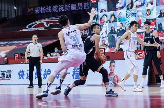 重逢賽場！德拉季奇攜妻子觀戰(zhàn)熱火與馬刺，時光流轉見證籃球情緣