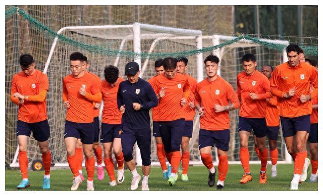 泰山隊(duì)備戰(zhàn)盛況空前，賽前訓(xùn)練人數(shù)達(dá)30人，久違的齊整陣容震撼亮相