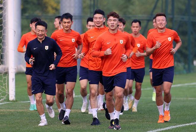 泰山隊(duì)備戰(zhàn)盛況空前，賽前訓(xùn)練人數(shù)達(dá)30人，久違的齊整陣容震撼亮相