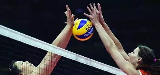 王哲林摔倒扭傷手腕，NBA賽場牽動人心