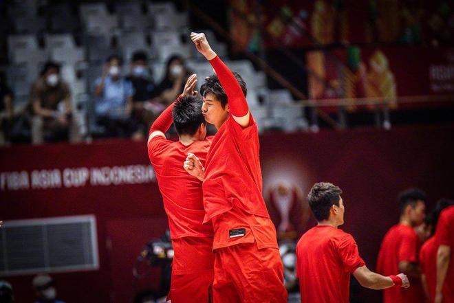 流言板熱議，中國男籃憾失亞洲杯冠軍，惜敗澳大利亞一分，勇奪賽事亞軍