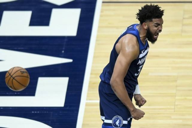 唐斯毛筆書寫三百首，籃球天才的詩意人生與藝術(shù)情懷