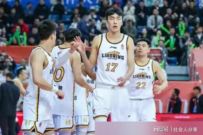 胡金秋閃耀半場，9中6貢獻(xiàn)12分加3助攻，正負(fù)值+4領(lǐng)跑全場