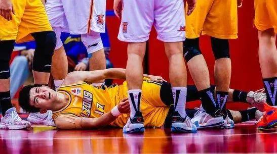 青島三人男籃解散背后，挽留內(nèi)線核心張揚(yáng)，未來何去何從？