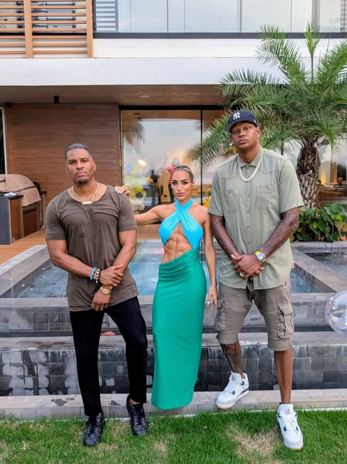 建議，無(wú)眉大俠維拉紐瓦曬與健美妻子甜蜜合照，恩愛(ài)秀不停