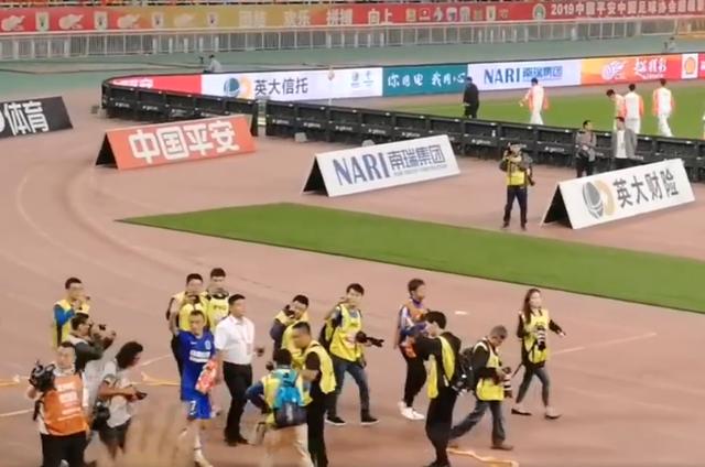 萊斯特城球場廣播員離世，俱樂部深情緬懷，感謝你所做的一切的偉大貢獻