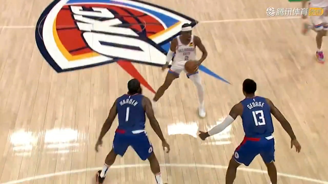 吳前堅(jiān)決反擊，突破雙人防線(xiàn)，上籃得分并加罰命中——展現(xiàn)真實(shí)籃球魅力