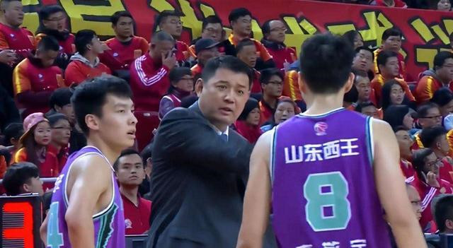 中國(guó)男籃主帥郭士強(qiáng)親臨現(xiàn)場(chǎng)，吉林與山西之戰(zhàn)引關(guān)注熱潮