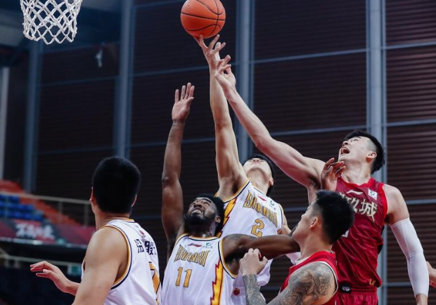 中國(guó)男籃主帥郭士強(qiáng)親臨現(xiàn)場(chǎng)，吉林與山西之戰(zhàn)引關(guān)注熱潮