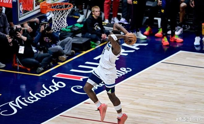 愛(ài)德華茲，扣籃之痛，勝在對(duì)手球迷的無(wú)奈目光