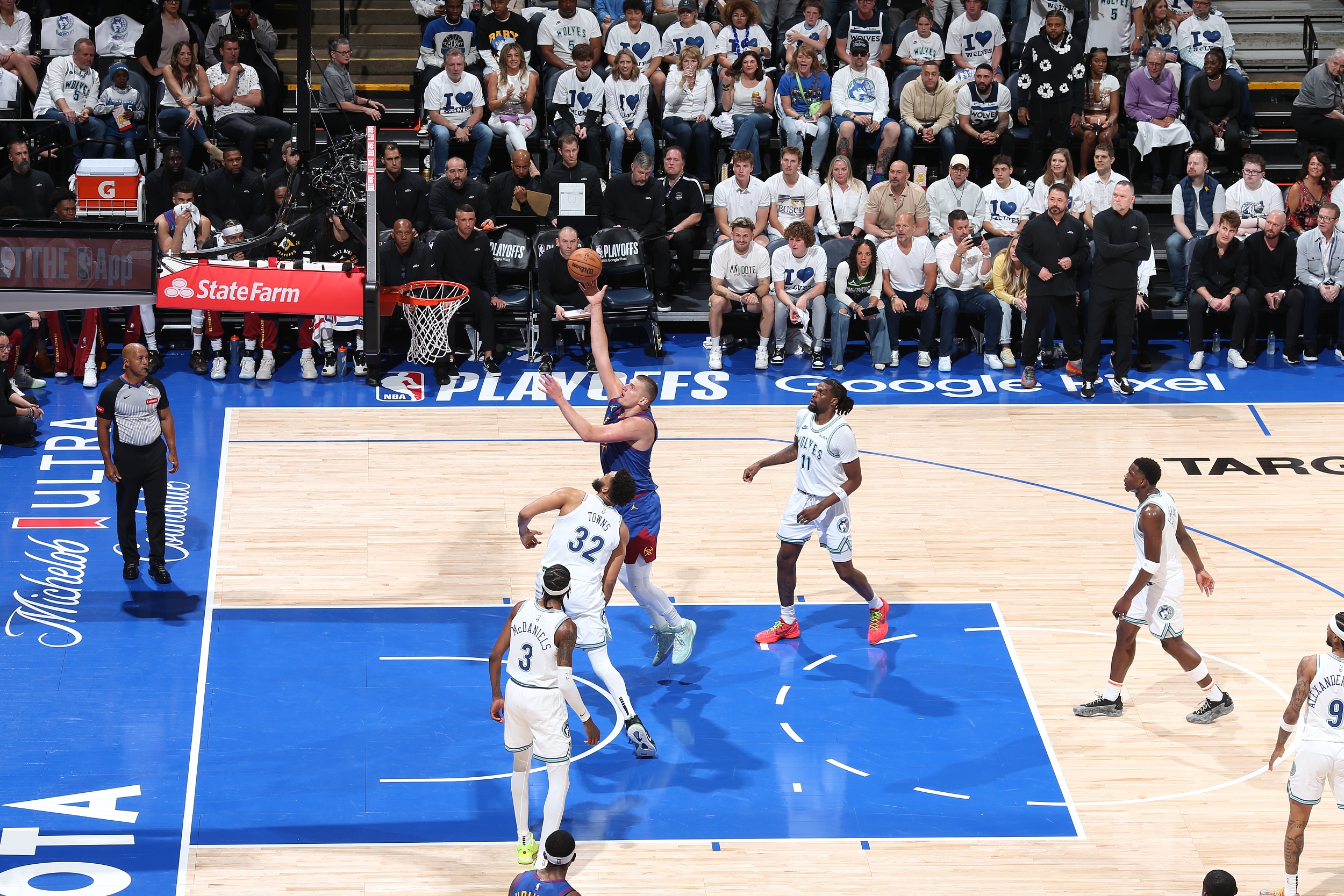 愛(ài)德華茲，扣籃之痛，勝在對(duì)手球迷的無(wú)奈目光