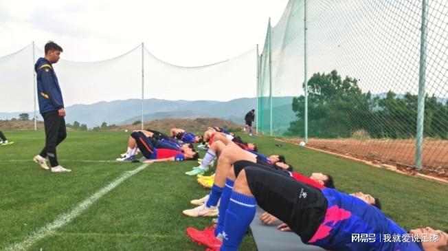 重慶銅梁龍球員暖心探訪，患病小球迷的籃球夢想與現(xiàn)場約定